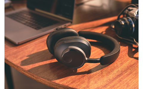 Bezprzewodowe Nauszne Zamknięte Słuchawki Cambridge Audio Melomania P100 Czarne  lifestyle